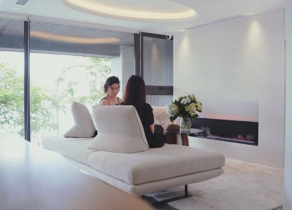 Relaxing lounge area of Nu Clinic in Hà Nội, Hà Nội, VN, featuring modern décor and comfortable seating.