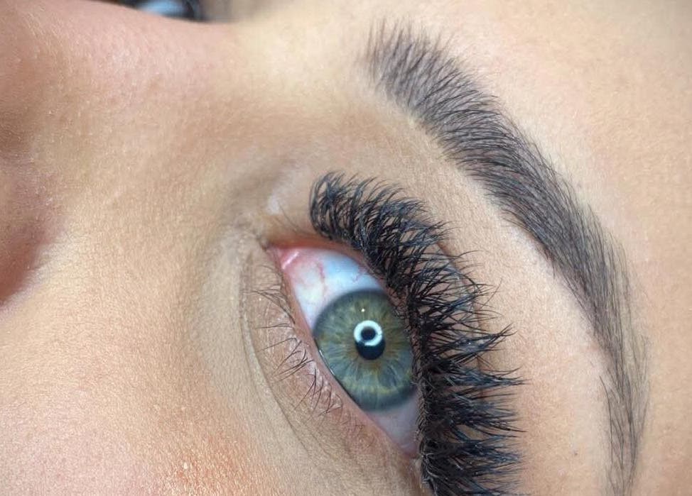 Realce de pestanas em Studio Maira Gomes, Fafe, Braga, PT, mostrando olho verde com pestanas destacadas.