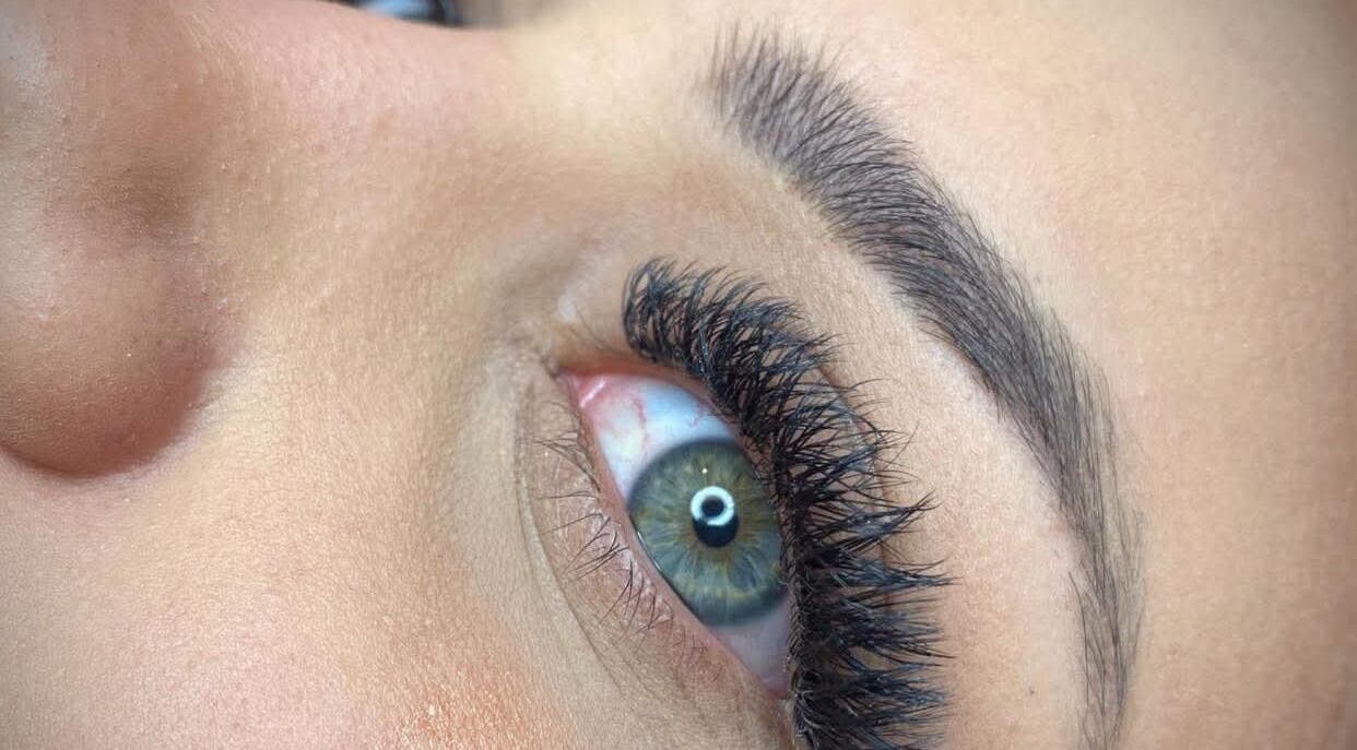 Realce de pestanas em Studio Maira Gomes, Fafe, Braga, PT, mostrando olho verde com pestanas destacadas.