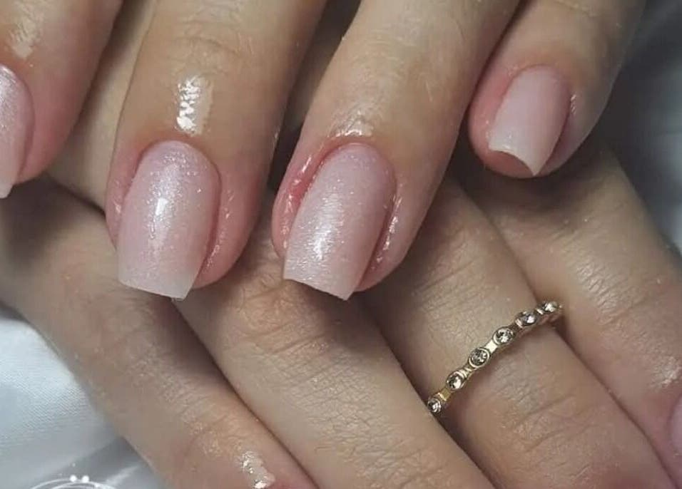 Unhas elegantes com esmalte rosa no Studio Maira Gomes em Fafe, Braga, PT.