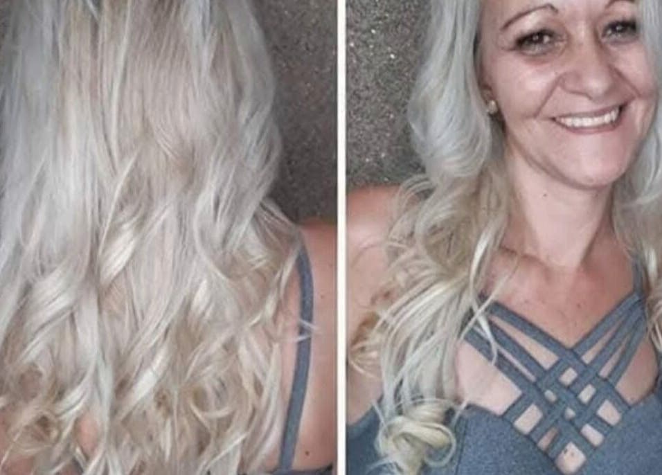 Cliente sorridente em Studio Maira Gomes, Fafe, Braga, PT com cabelos loiros encaracolados e brilhantes.