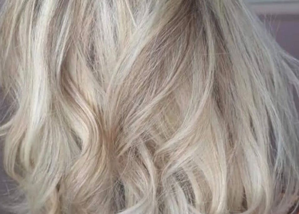 Cabelo loiro deslumbrante no Studio Maira Gomes, Fafe, Braga, PT, estilo sofisticado e moderno.