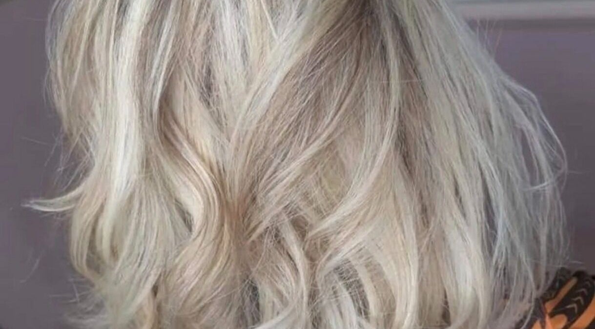 Cabelo loiro deslumbrante no Studio Maira Gomes, Fafe, Braga, PT, estilo sofisticado e moderno.