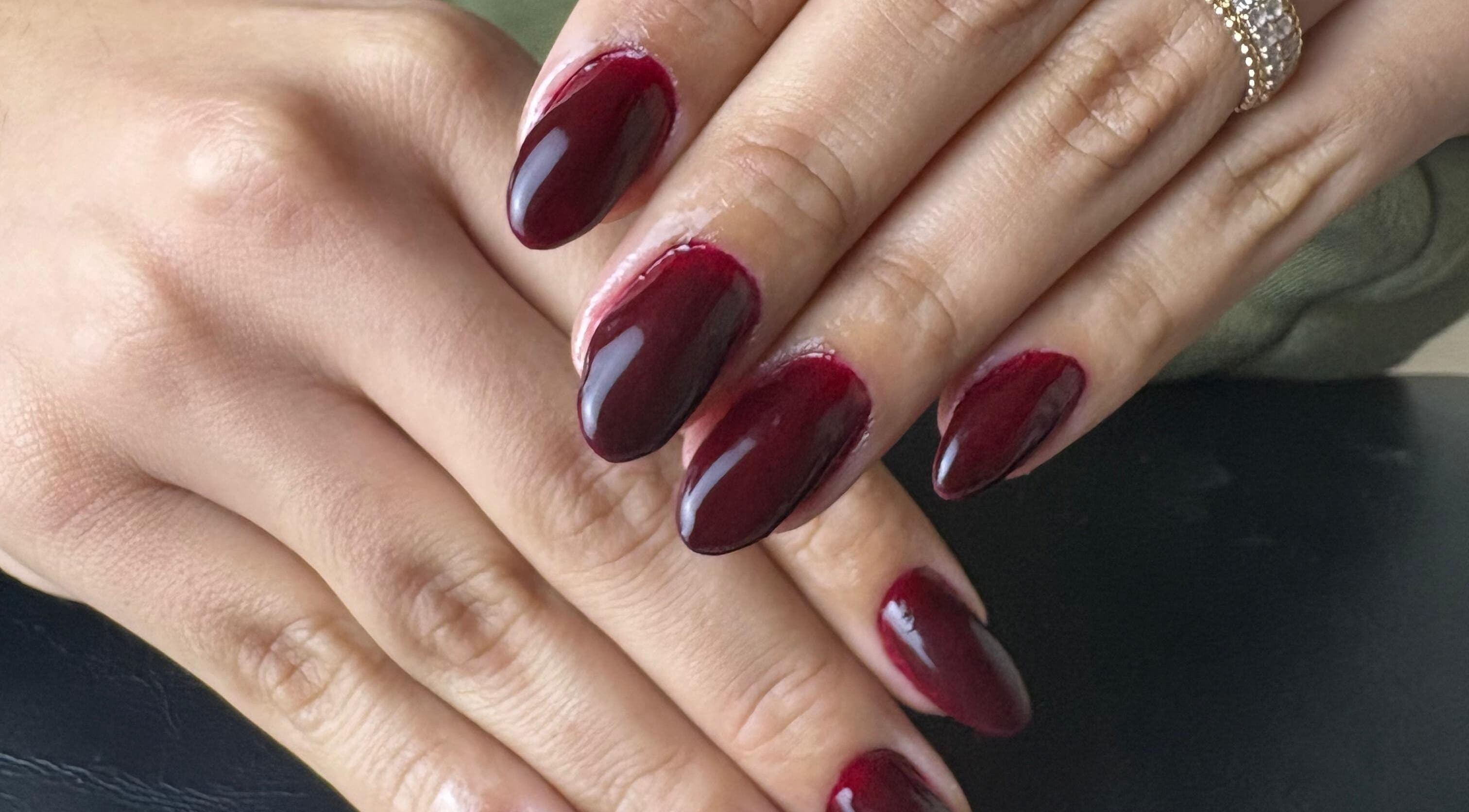 Manicure com esmalte vermelho escuro no Studio Maira Gomes, Fafe, Braga, PT.