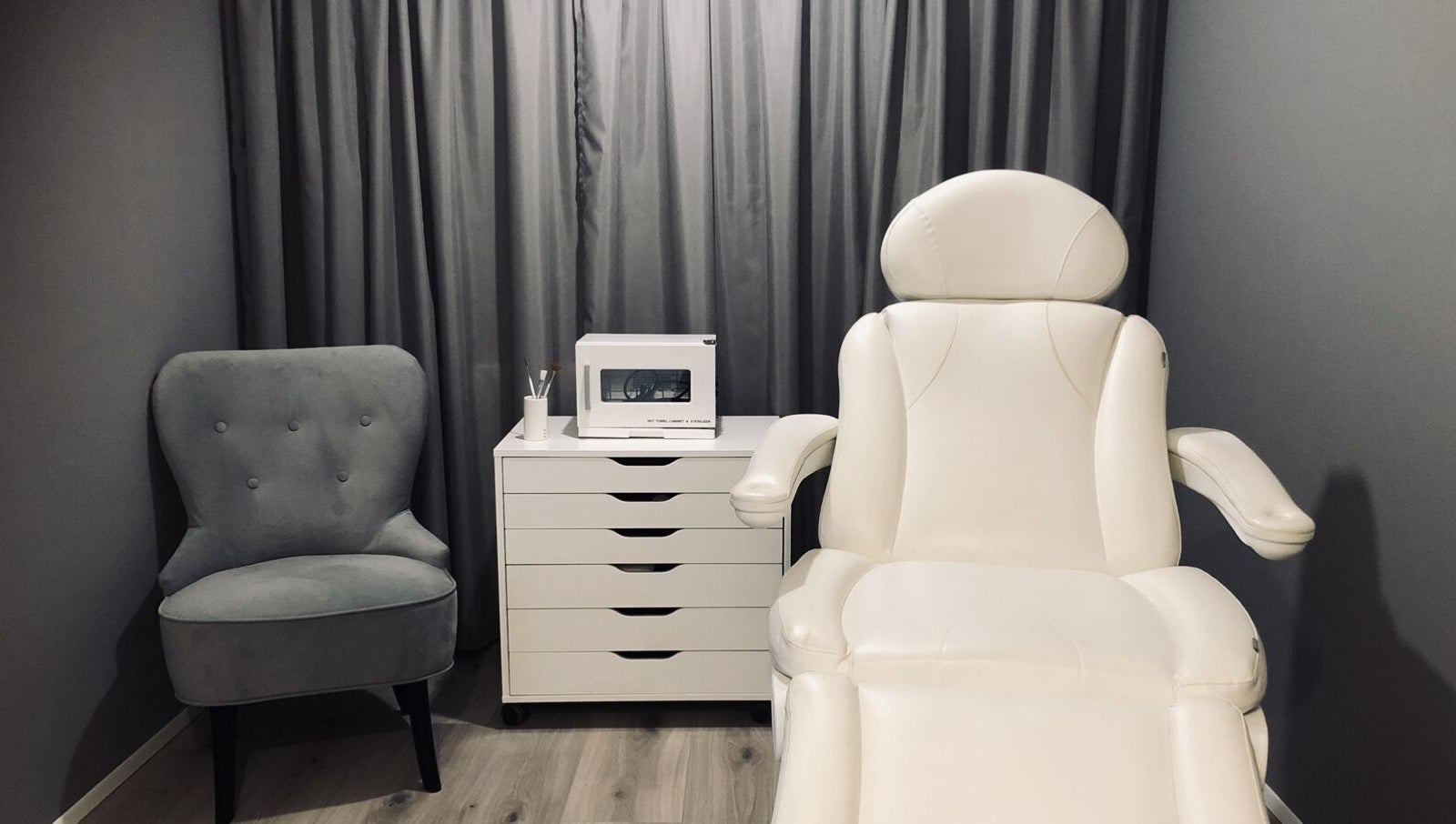 Cozy treatment room at Snyrtihofið, Stykkishólmur, IS, featuring a plush chair and white recliner.