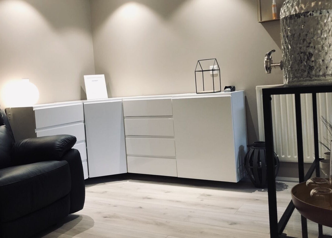 Relaxing lounge area at Snyrtihofið in Stykkishólmur, IS, featuring a plush leather chair and modern decor.