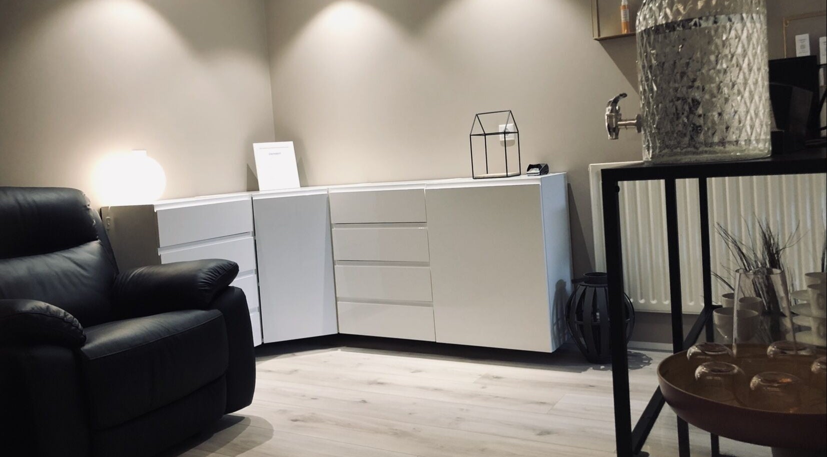 Relaxing lounge area at Snyrtihofið in Stykkishólmur, IS, featuring a plush leather chair and modern decor.