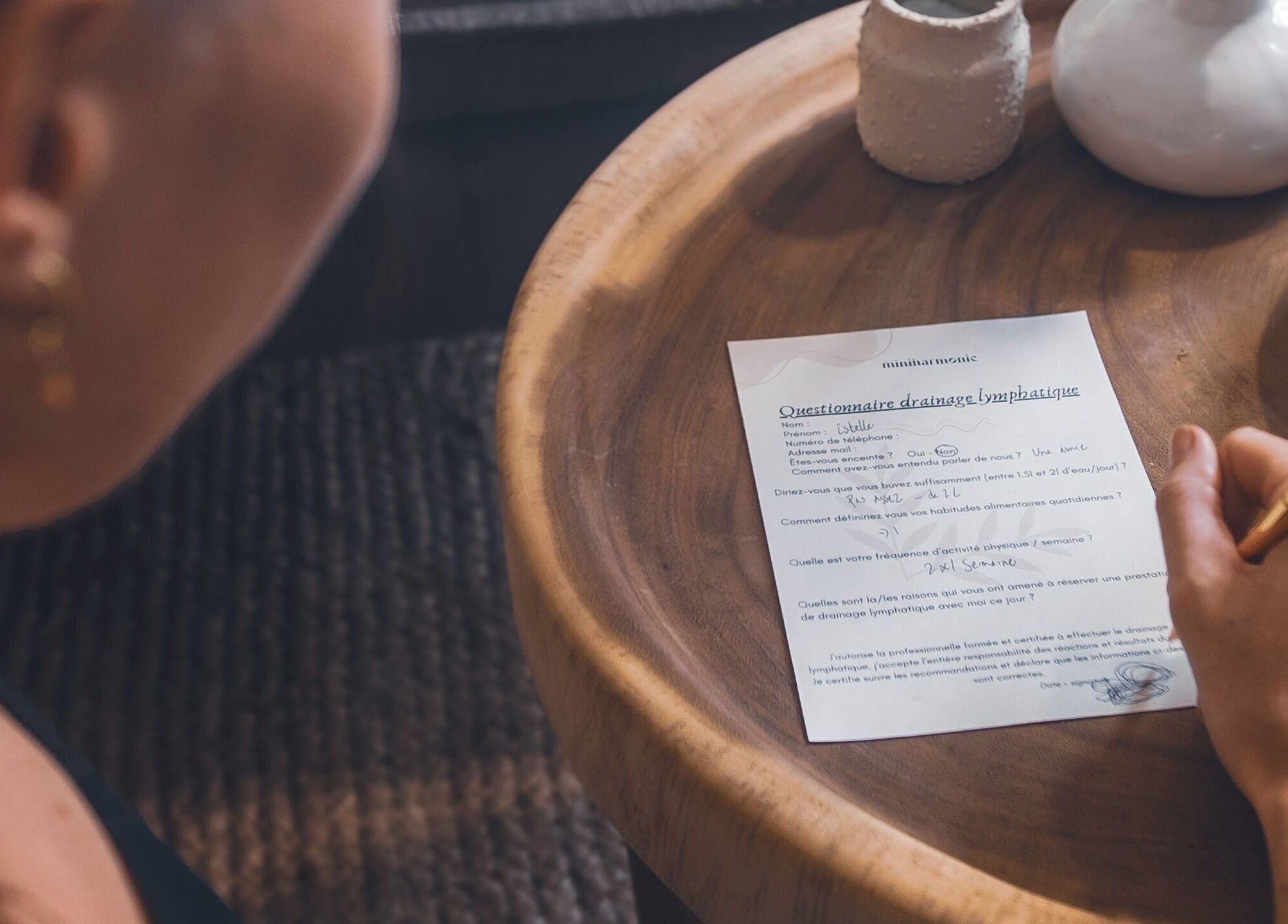 Client remplissant un formulaire à Miniharmonie, Ham-sur-Sambre, Belgique, RE.