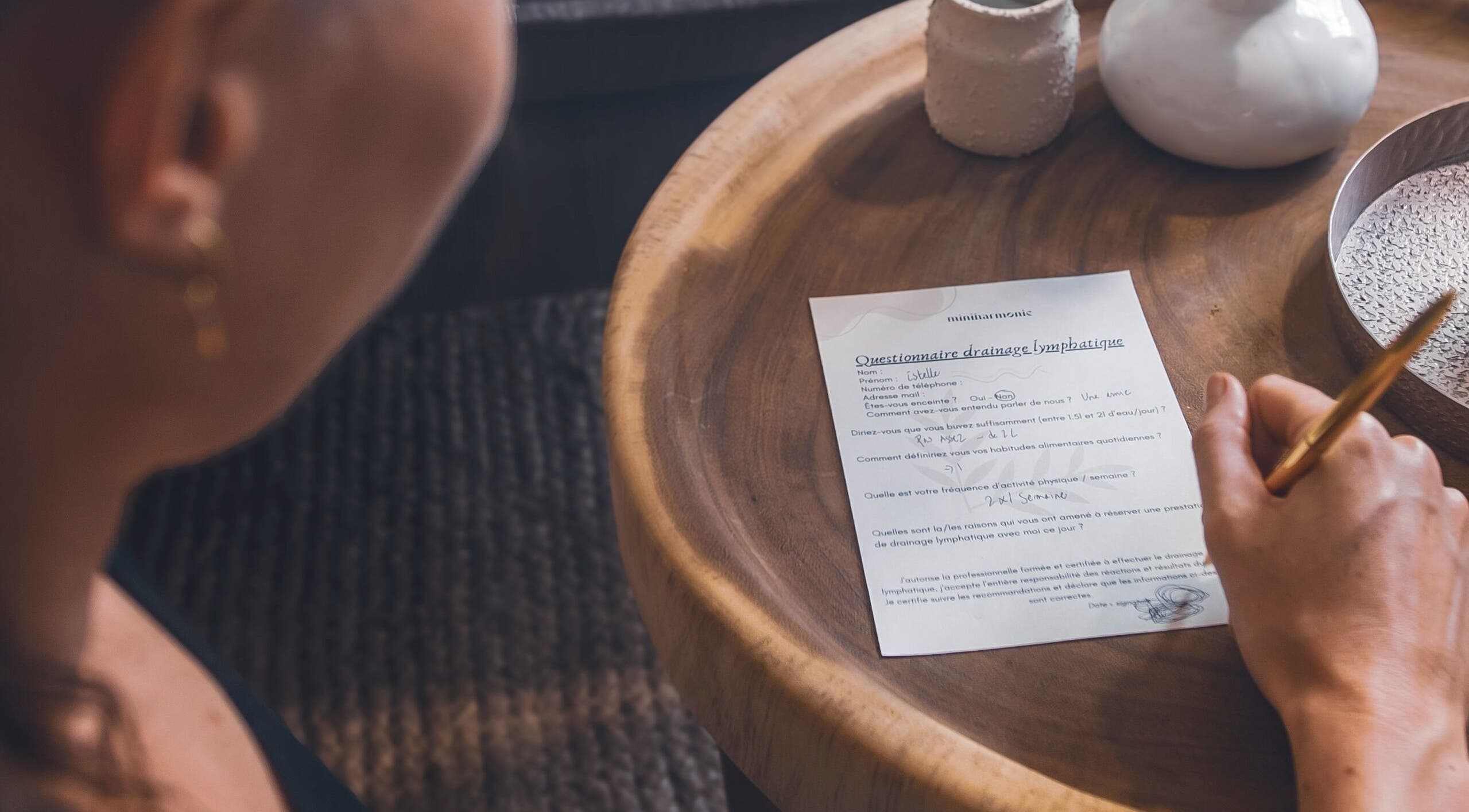 Client remplissant un formulaire à Miniharmonie, Ham-sur-Sambre, Belgique, RE.