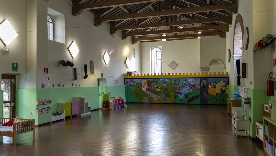 Interno vivace di NAYOGA, Creazzo, Veneto, IT, con area giochi per bambini.