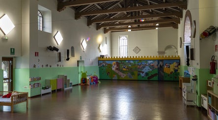 Interno vivace di NAYOGA, Creazzo, Veneto, IT, con area giochi per bambini.