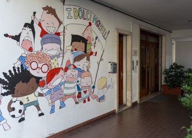Murale giocoso all'ingresso di NAYOGA a Creazzo, Veneto, IT.