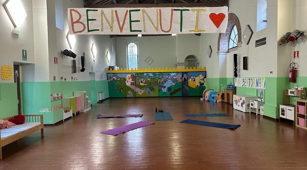 Sala accogliente NAYOGA con tappetini a Creazzo, Veneto, IT. Benvenuti decorato.