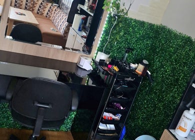 Красив салонен ъгъл в Baeuty&Aesthetic studio Astyle, Кирчево, Ловеч, BG с плюшени мебели и зелени стени.
