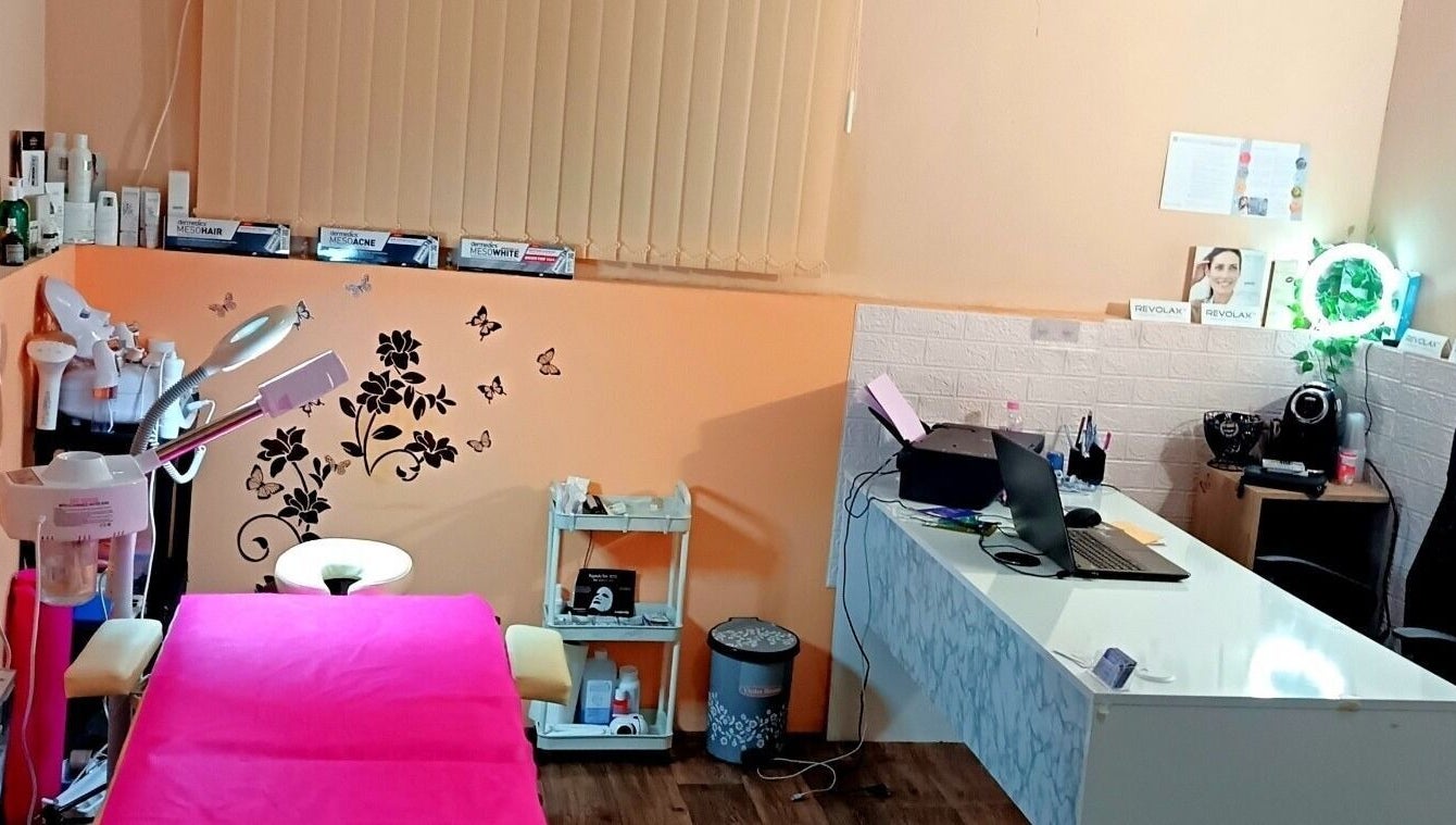 Интериор на Beauty&Aesthetic студио Astyle в Кирчево, Ловеч, BG с козметична маса и оборудване.