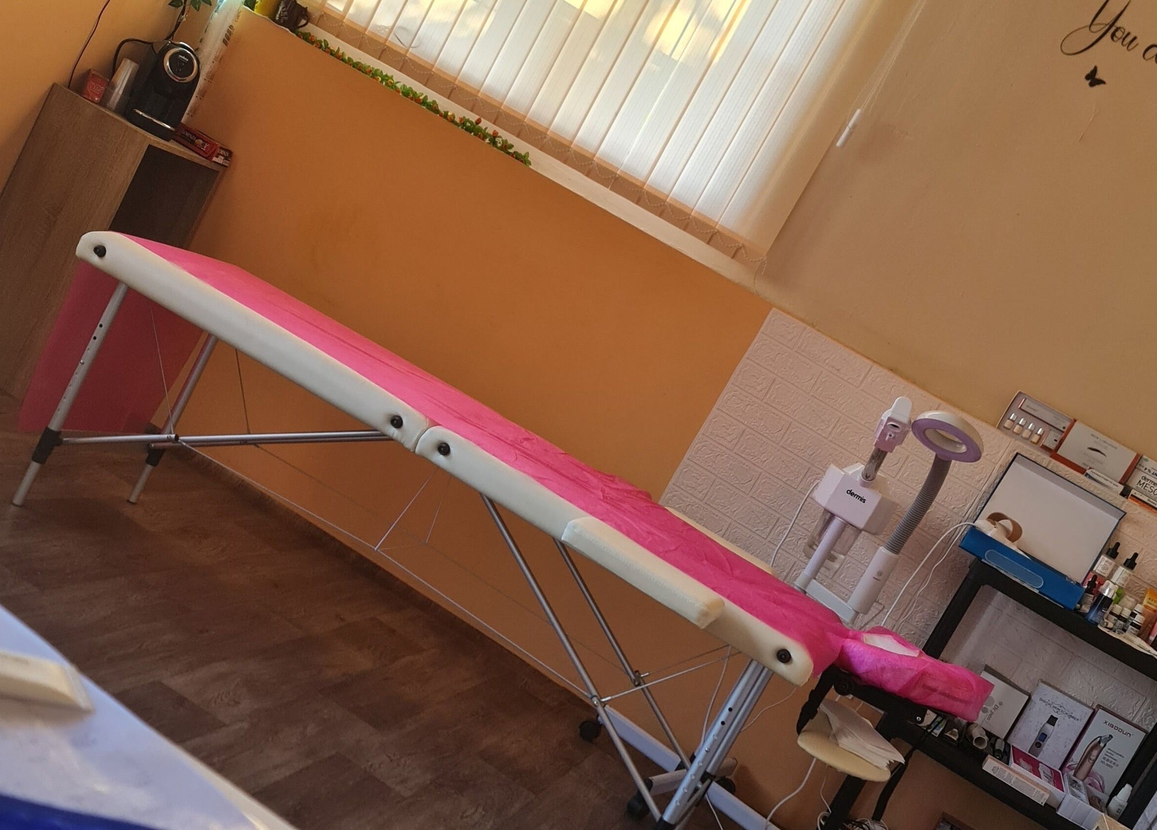 Интериор на козметично студио Baeuty&Aesthetic studio Astyle в Кирчево, Ловеч, BG с розова масажна маса.