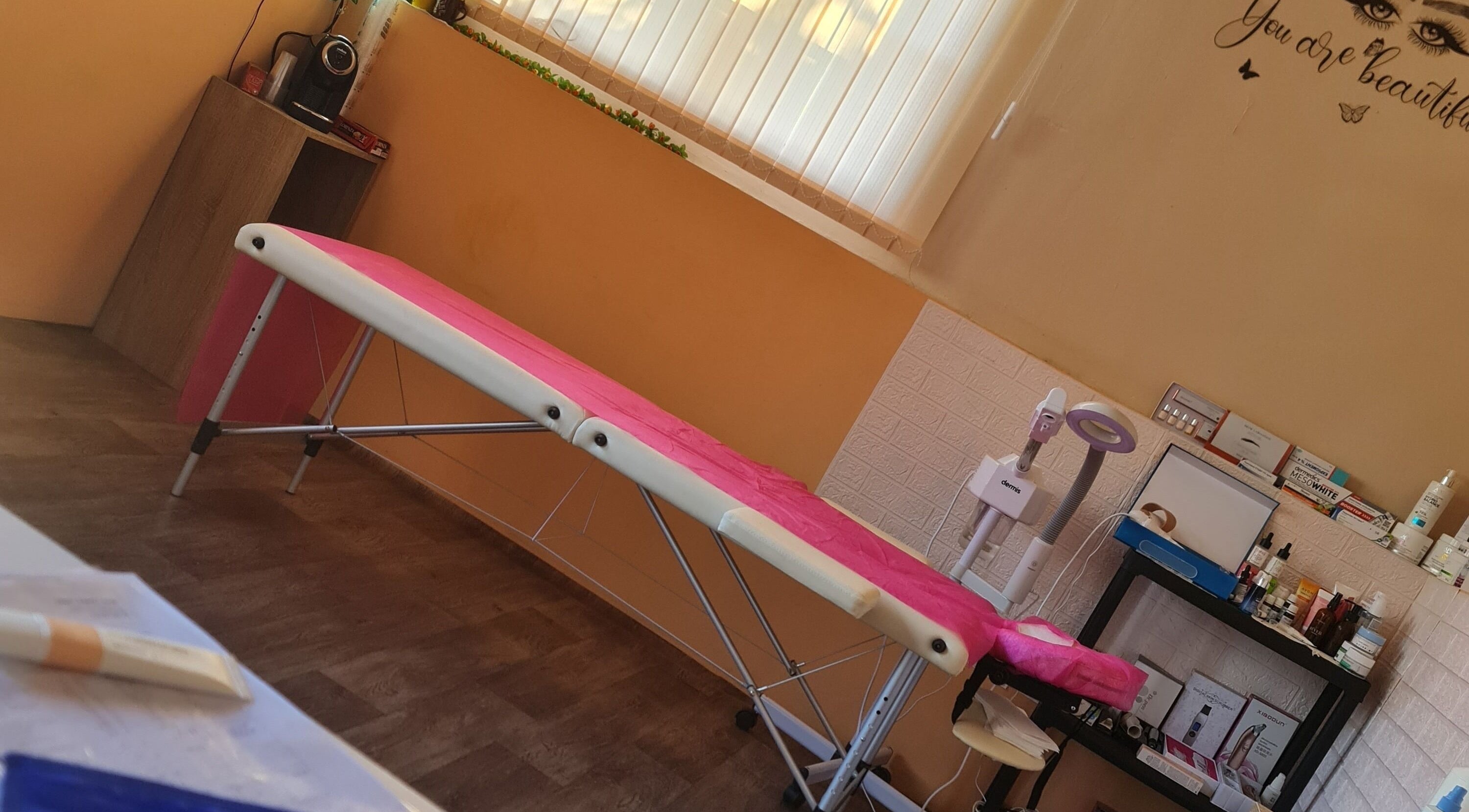 Интериор на козметично студио Baeuty&Aesthetic studio Astyle в Кирчево, Ловеч, BG с розова масажна маса.