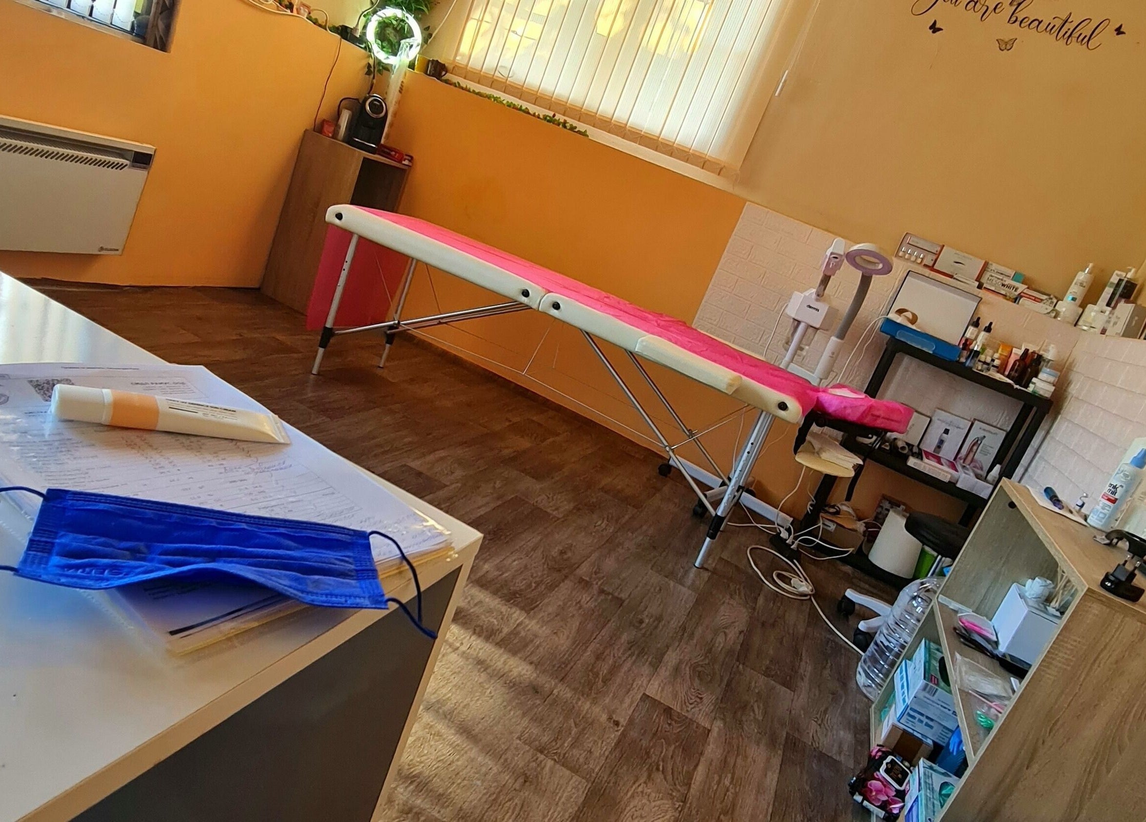 Салон на Baeuty&Aesthetic studio Astyle в Кирчево, Ловеч, BG с маса и козметика.