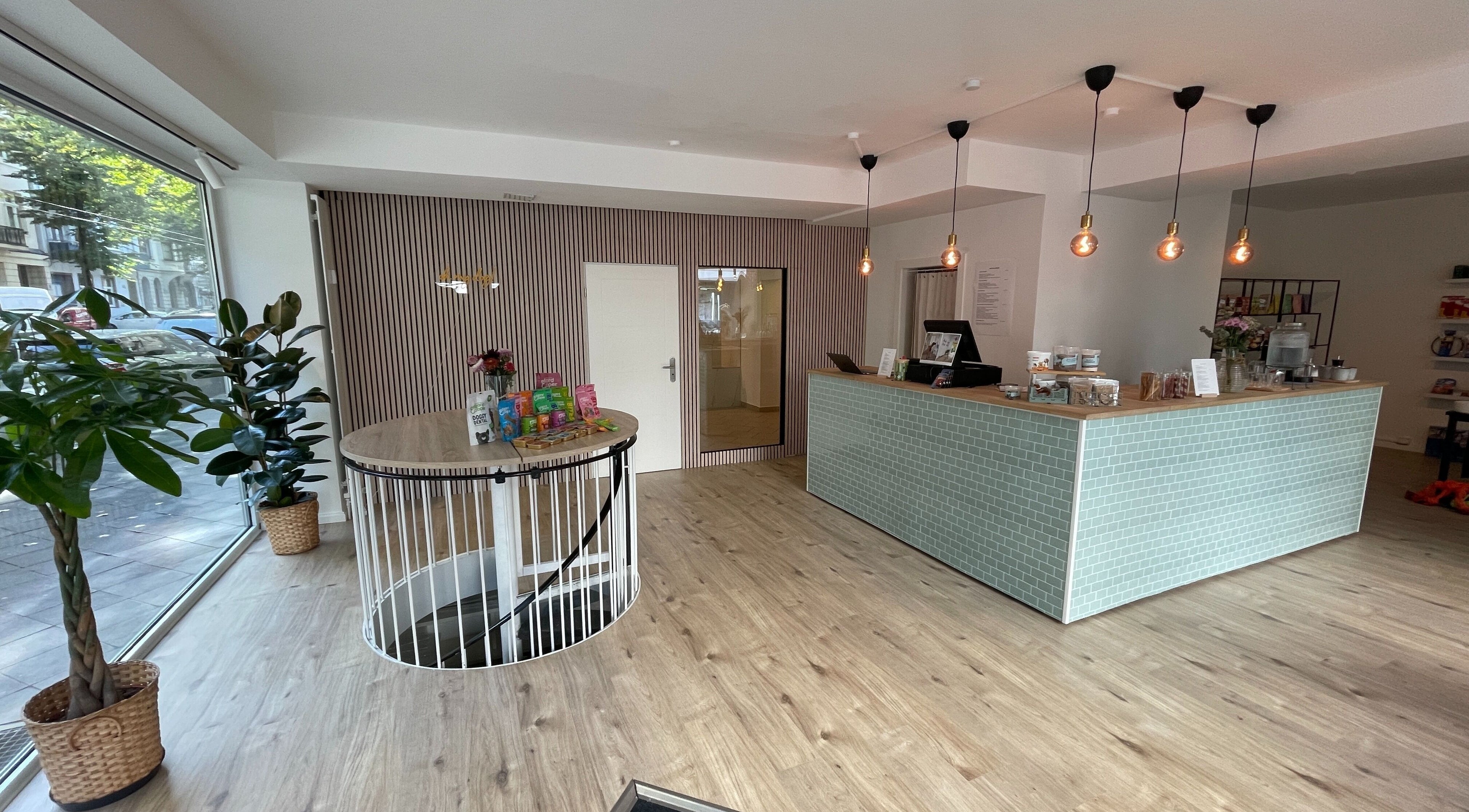 Elegante Empfangsbereich bei Rumo Dog Spa Düsseldorf, Nordrhein-westfalen, DE mit hölzernem Boden.