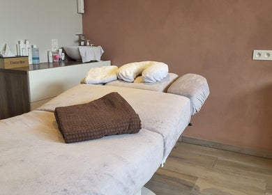 Massagekamer bij Schoonheidsinstituut Relaxo in Brakel, Vlaanderen, BE met comfortabele behandeltafel.