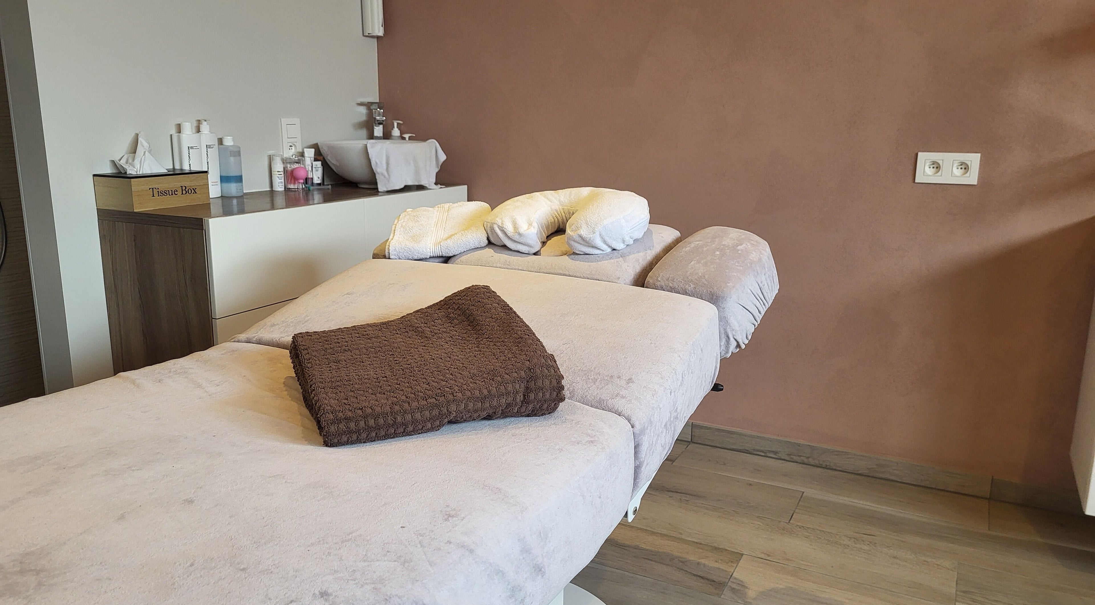 Massagekamer bij Schoonheidsinstituut Relaxo in Brakel, Vlaanderen, BE met comfortabele behandeltafel.