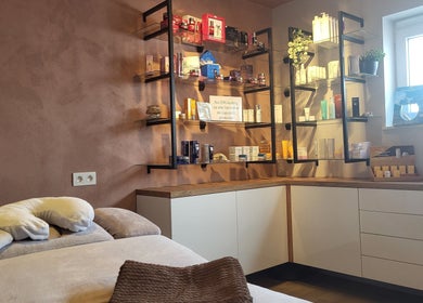 Gezellig interieur van Schoonheidsinstituut Relaxo, Brakel, Vlaanderen, BE met wellnessproducten op stijlvolle planken.