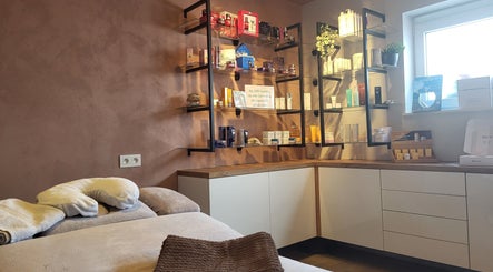 Gezellig interieur van Schoonheidsinstituut Relaxo, Brakel, Vlaanderen, BE met wellnessproducten op stijlvolle planken.