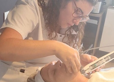 Expert biedt gezichtbehandeling bij Schoonheidsinstituut Relaxo in Brakel, Vlaanderen, BE.