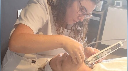 Expert biedt gezichtbehandeling bij Schoonheidsinstituut Relaxo in Brakel, Vlaanderen, BE.