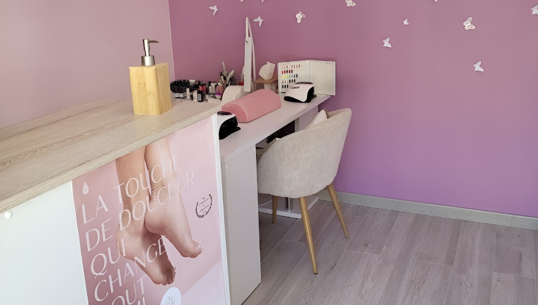 Table de beauté élégante chez Frech'Institut, Beaufort, Auvergne-rhône-alpes, FR avec décor papillons.