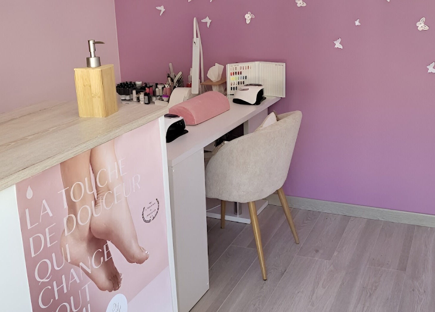 Table de beauté élégante chez Frech'Institut, Beaufort, Auvergne-rhône-alpes, FR avec décor papillons.