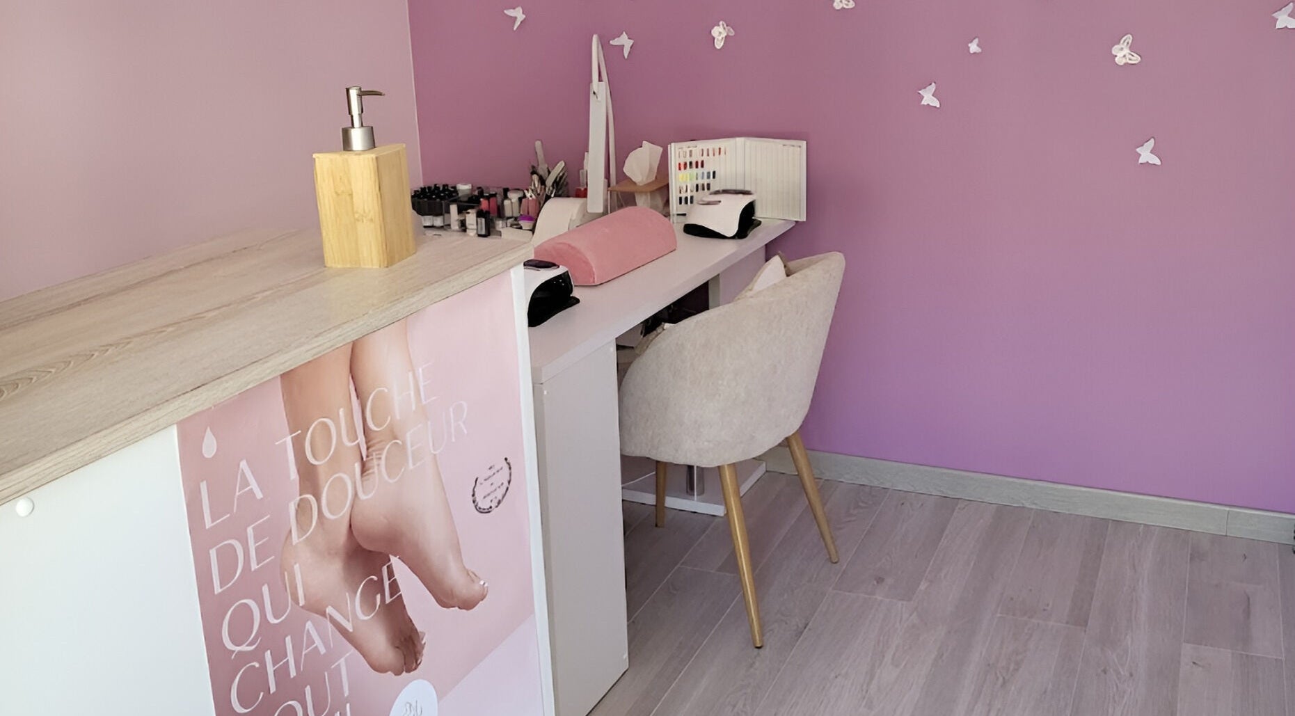 Table de beauté élégante chez Frech'Institut, Beaufort, Auvergne-rhône-alpes, FR avec décor papillons.