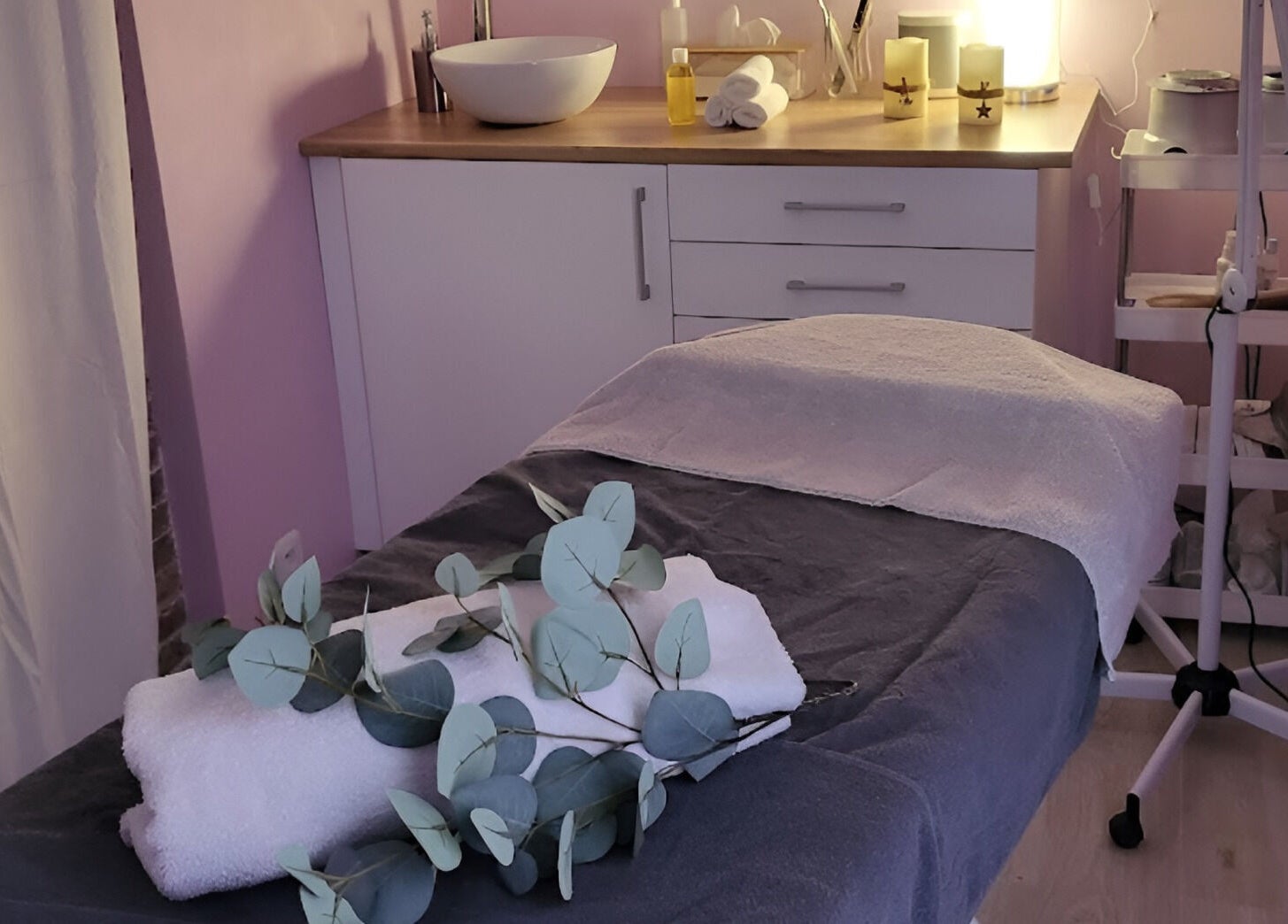 Salle de massage sereine au Frech'Institut, Beaufort, Auvergne-rhône-alpes, FR avec lit et eucalyptus.