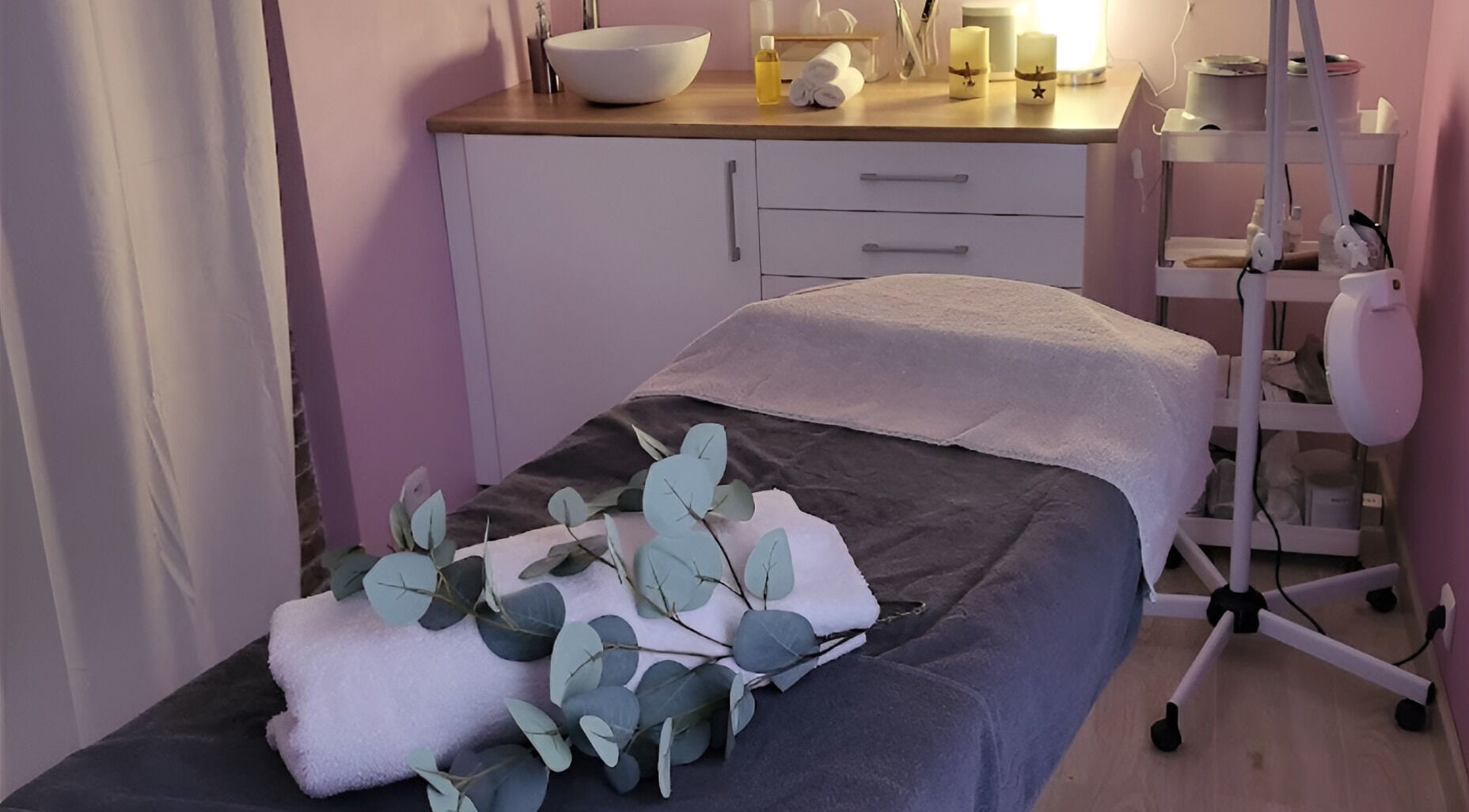Salle de massage sereine au Frech'Institut, Beaufort, Auvergne-rhône-alpes, FR avec lit et eucalyptus.