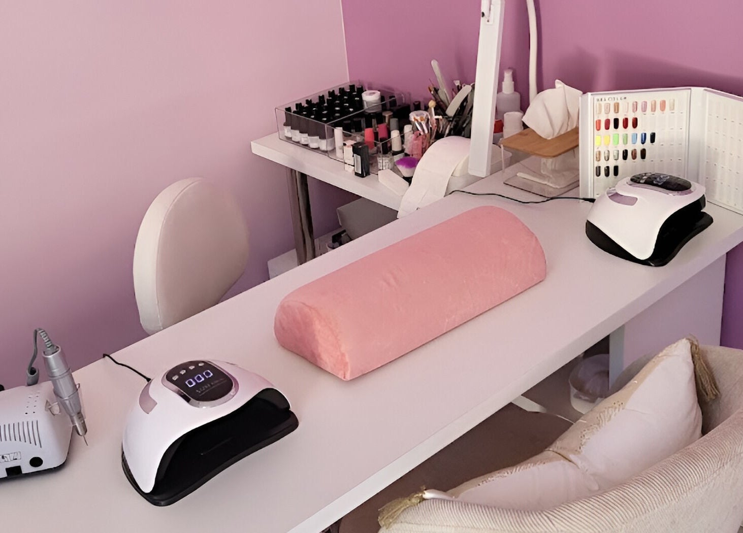 Station de manucure moderne à Frech'Institut, Beaufort, Auvergne-rhône-alpes, FR. Ambiance élégante et apaisante.