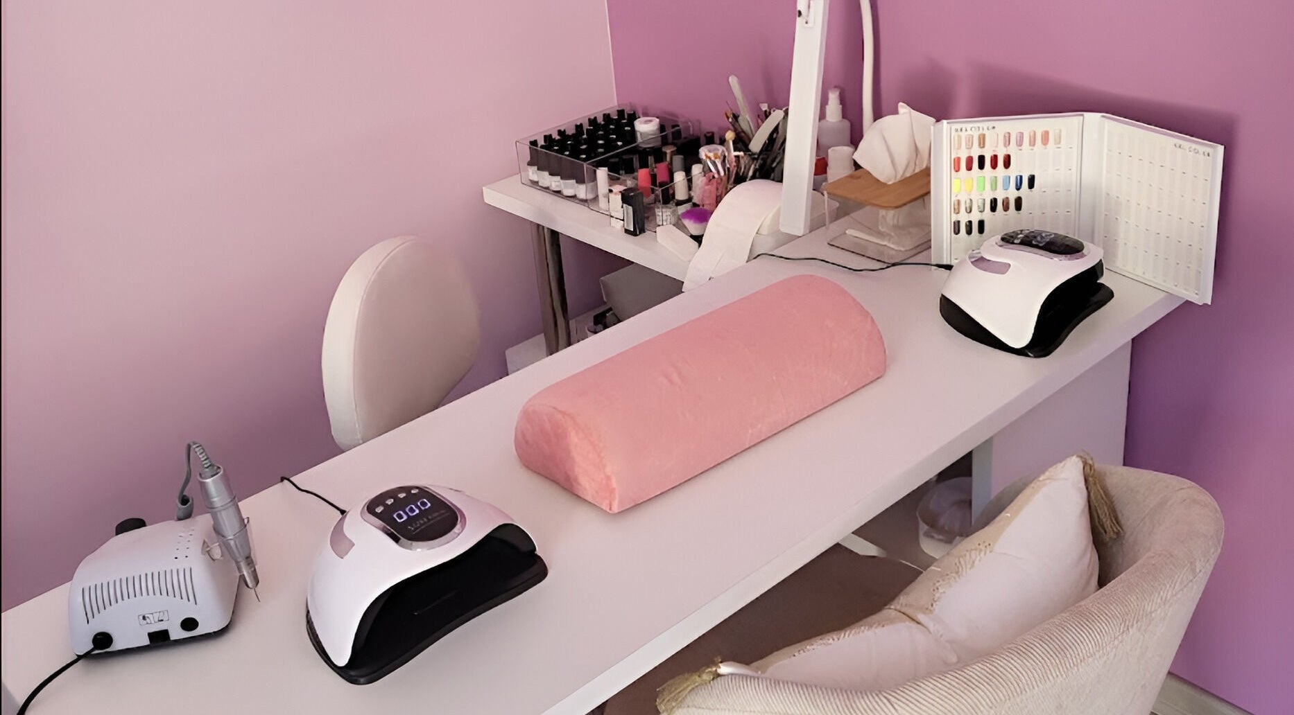 Station de manucure moderne à Frech'Institut, Beaufort, Auvergne-rhône-alpes, FR. Ambiance élégante et apaisante.