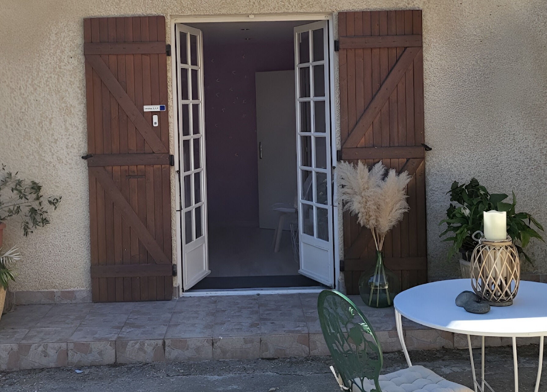 Entrée du Frech'Institut à Beaufort, Auvergne-rhône-alpes, FR avec porte en bois et plantes.