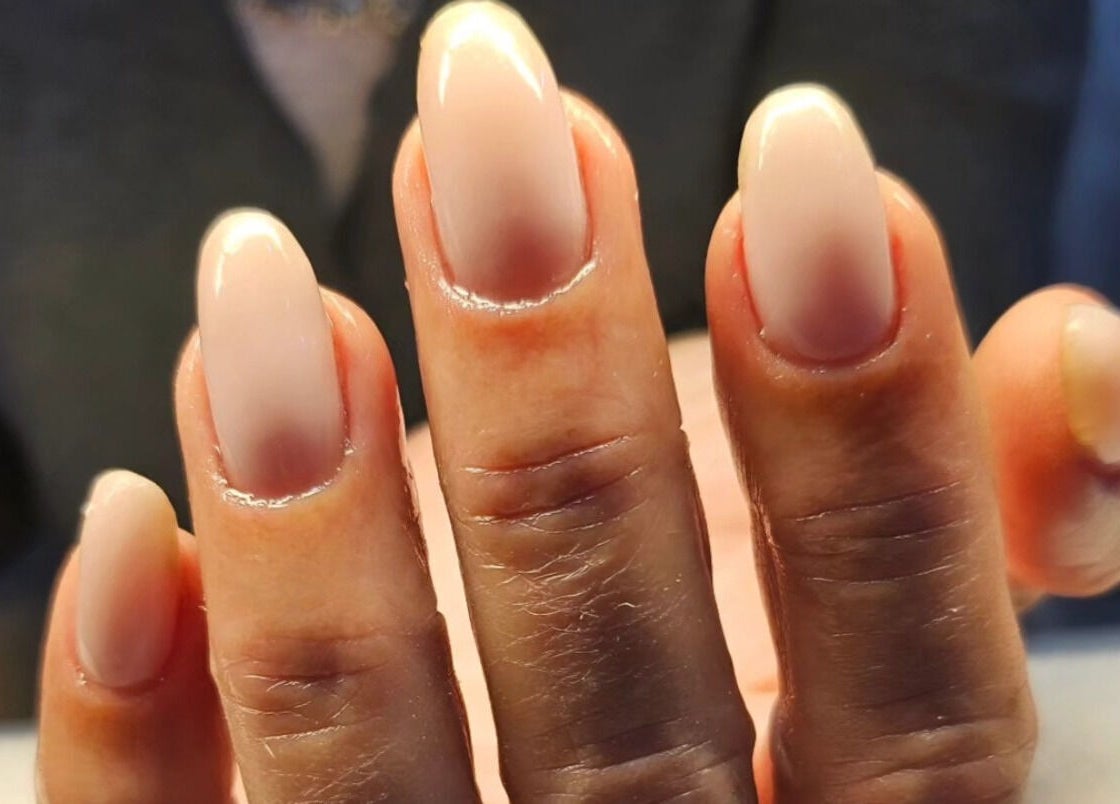 Ongles manucurés au Frech'Institut à Beaufort, Auvergne-rhône-alpes, FR. Finition professionnelle luxueuse.