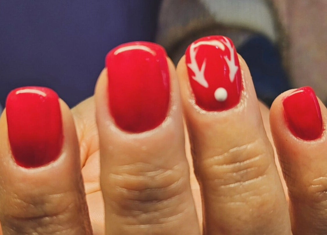 Superbe manucure rouge à Frech'Institut, Beaufort, Auvergne-rhône-alpes, FR, avec motif blanc délicat.