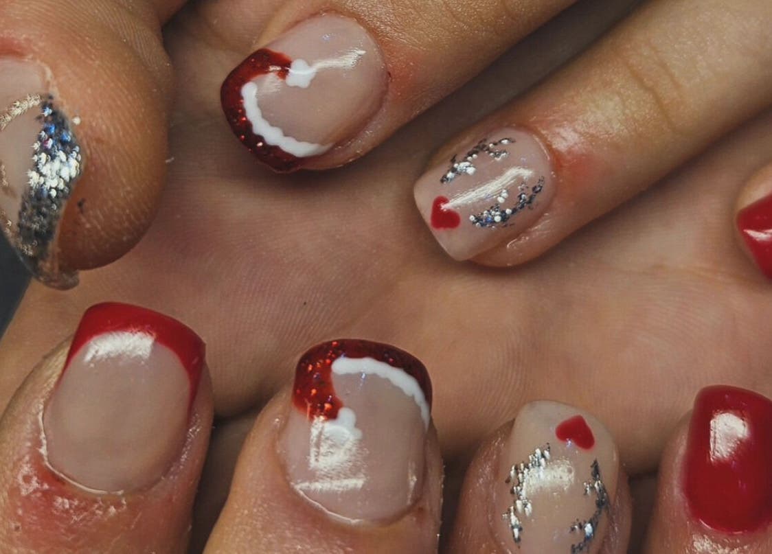 Manucure créative à Frech'Institut, Beaufort, Auvergne-rhône-alpes, FR avec des motifs rouges et argentés.