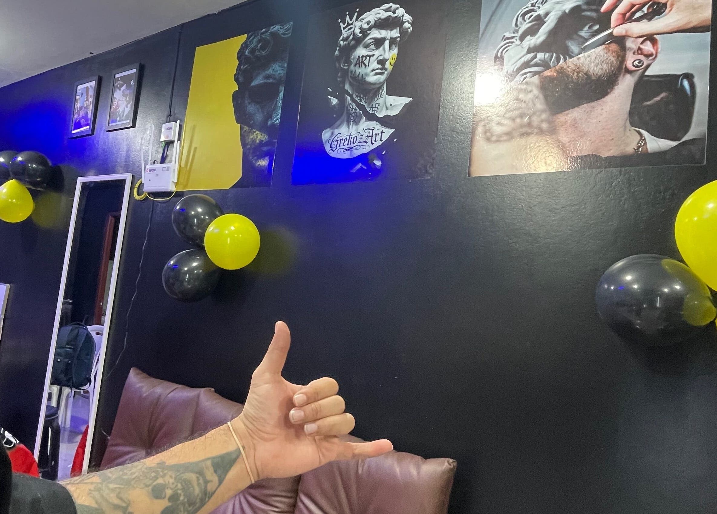 Decoración moderna en Olimpo barber studio, Chimbote, Áncash, PE; globos y arte en la pared.