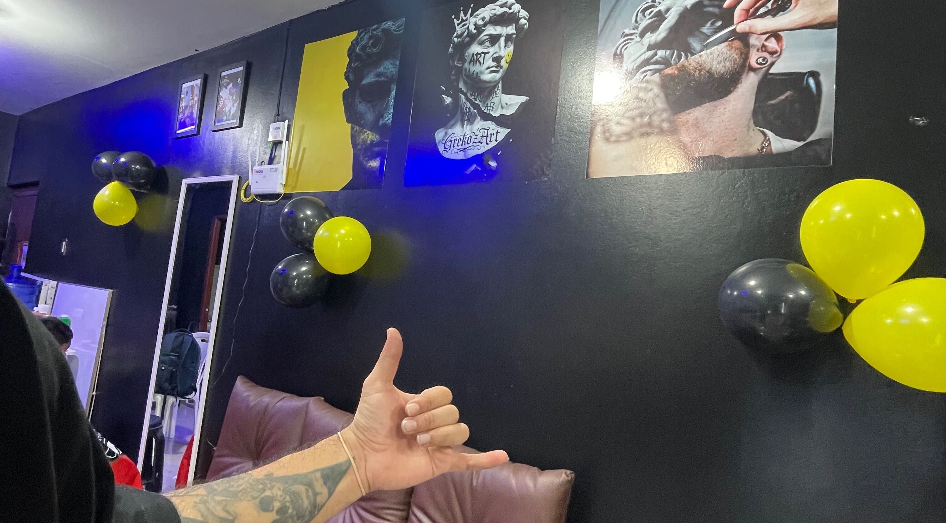 Decoración moderna en Olimpo barber studio, Chimbote, Áncash, PE; globos y arte en la pared.