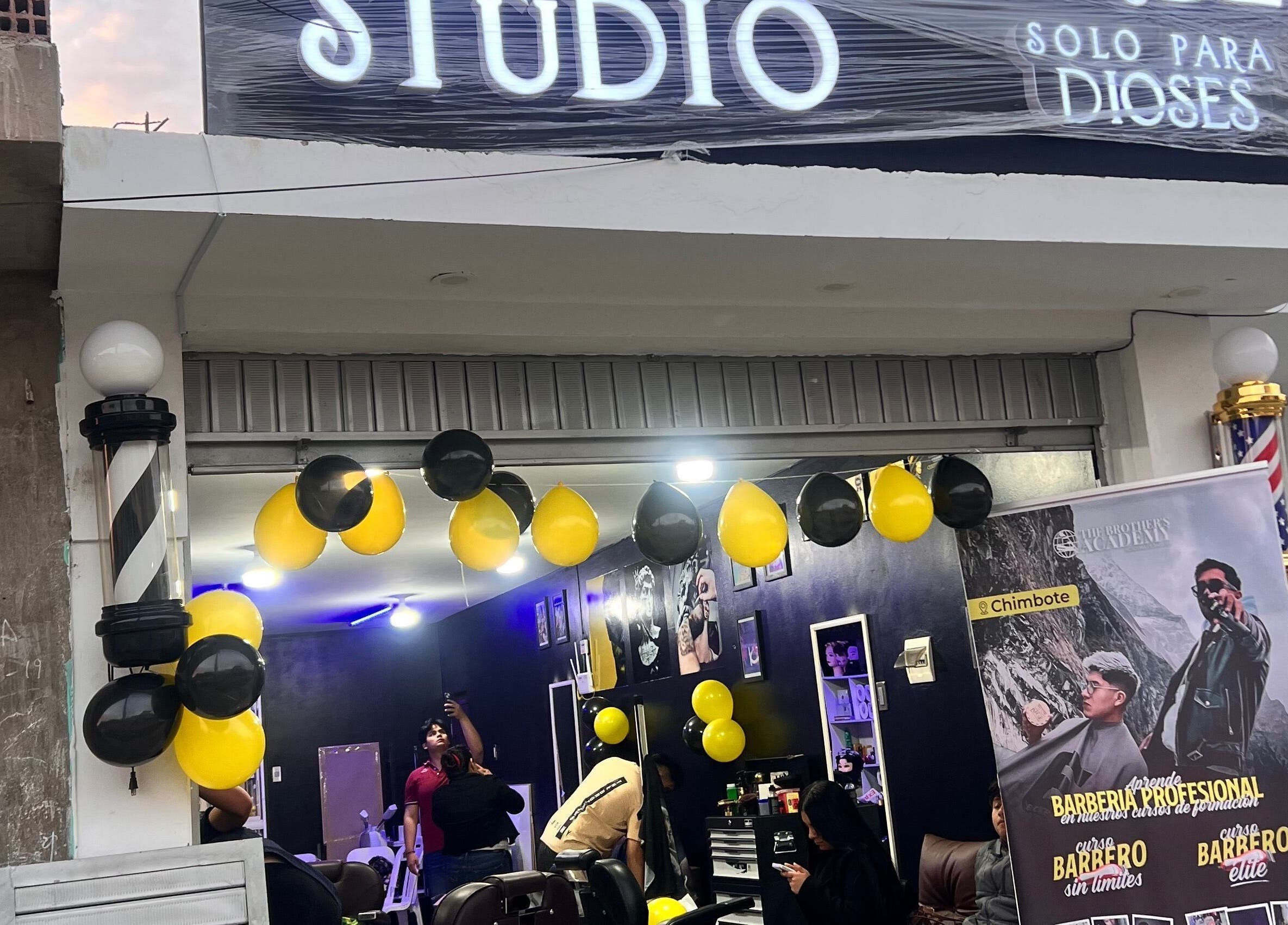 Entrada decorada de Olimpo barber studio en Chimbote, Áncash, PE, destacando el interior moderno y atractivo.