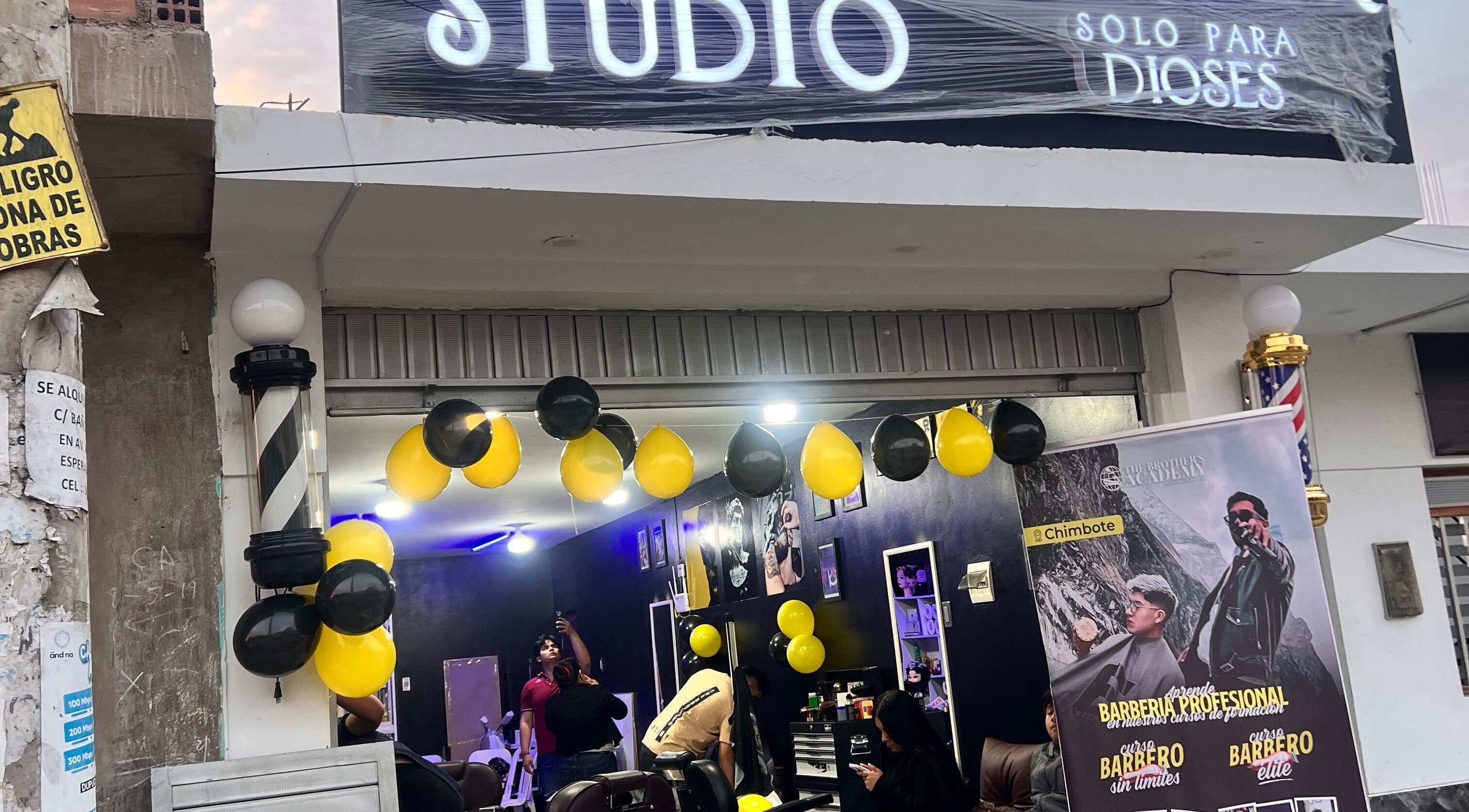 Entrada decorada de Olimpo barber studio en Chimbote, Áncash, PE, destacando el interior moderno y atractivo.