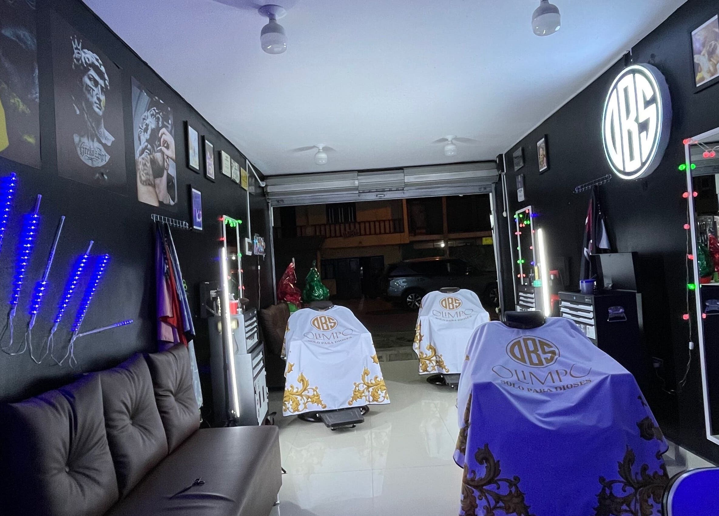 Interior moderno de Olimpo barber studio en Chimbote, Áncash, PE con luces y decoración sofisticada.
