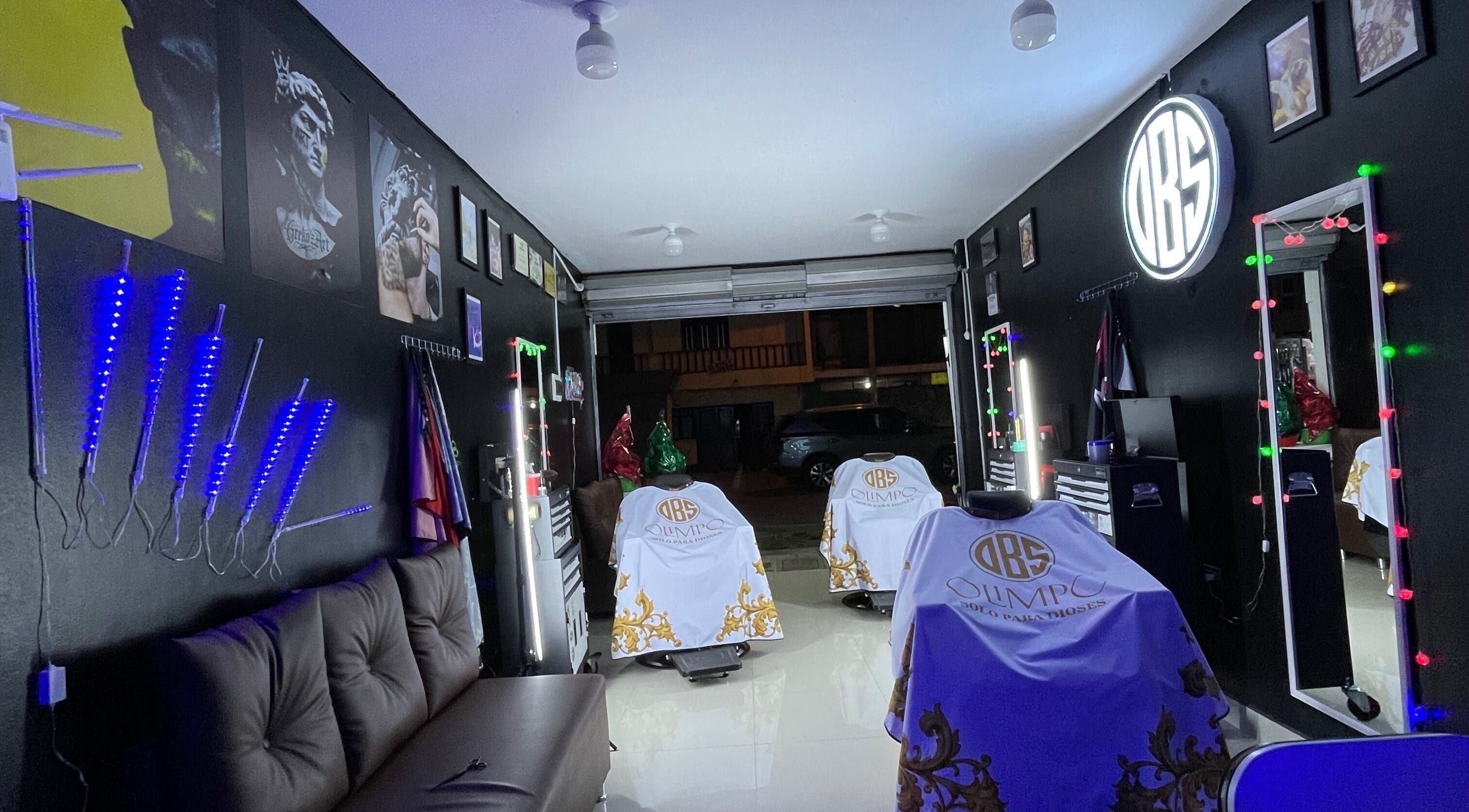 Interior moderno de Olimpo barber studio en Chimbote, Áncash, PE con luces y decoración sofisticada.