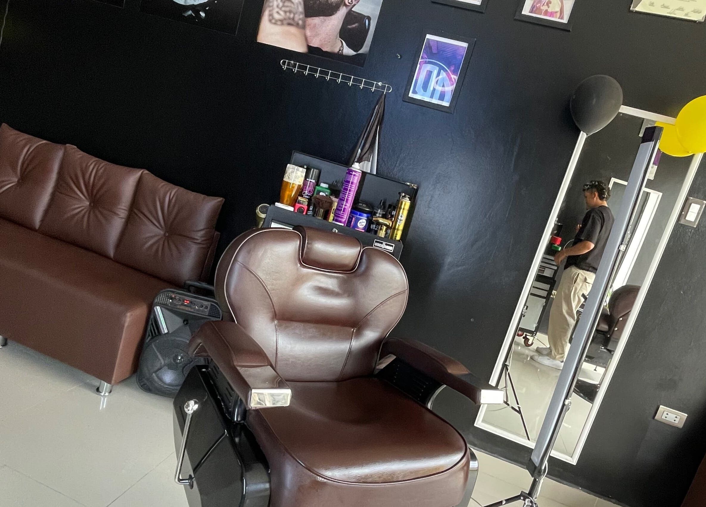 Interior sofisticado de Olimpo barber studio en Chimbote, Áncash, PE con sillones de cuero y decoración moderna.