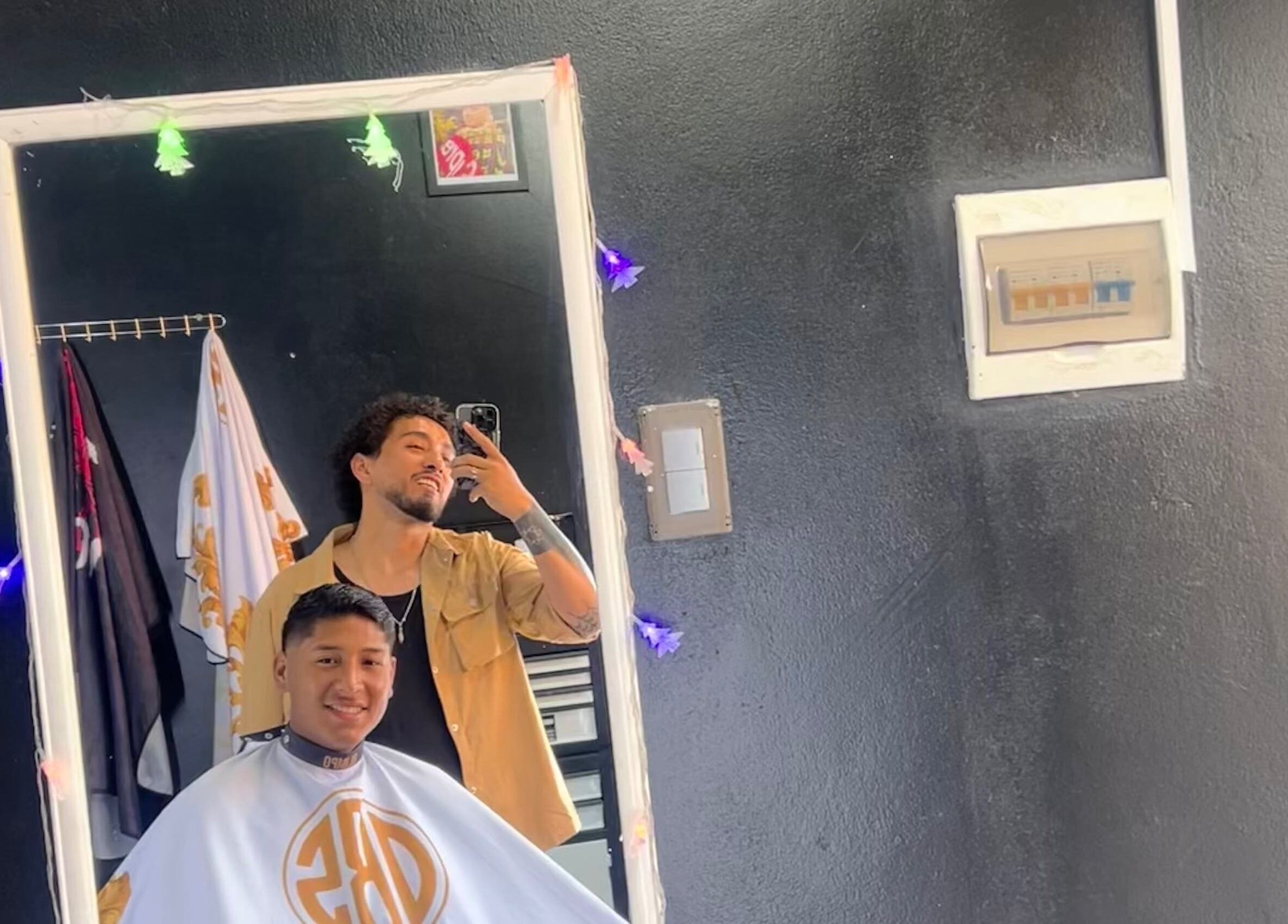 Cliente satisfecho en Olimpo barber studio, Chimbote, Áncash, PE, mostrando un corte de cabello moderno.