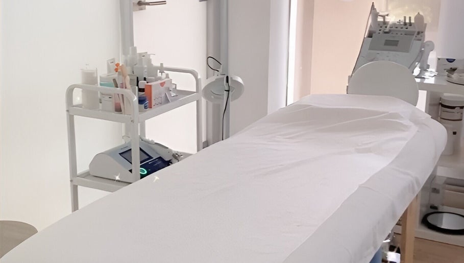 Sala de tratamento serena na Regina Koch em Lisboa, Lisboa, PT, equipada para bem-estar e beleza.