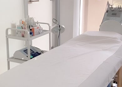Sala de tratamento serena na Regina Koch em Lisboa, Lisboa, PT, equipada para bem-estar e beleza.